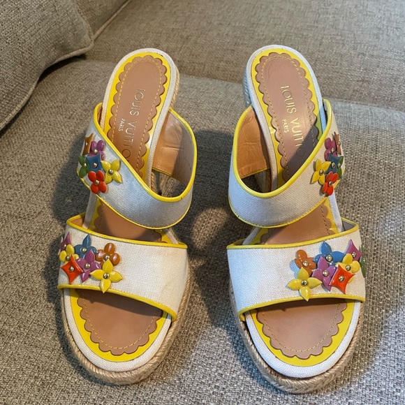 Louis Vuitton sandal with wedge. Looks new - Picture 2 of 4